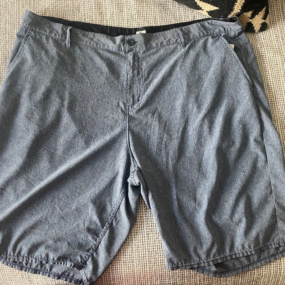 Reef size 40 flat front shorts /Blue lightweight